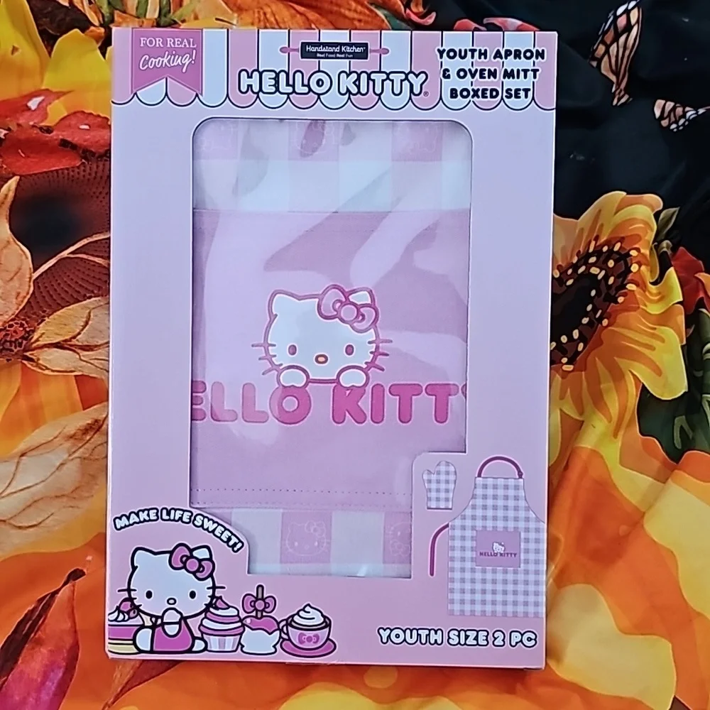 NIB Hello Kitty Apron and Mitt Boxes Set